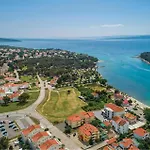 Apartmán Lovely In With House Sea View
