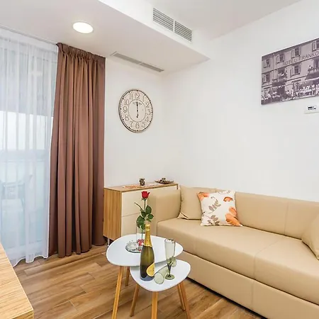 Apartmán Lovely In With House Sea View