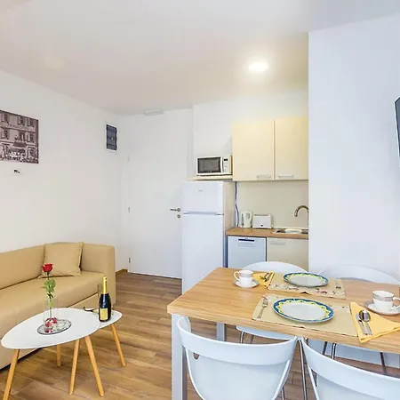 Nice Apartment In Punat With House Sea View 公寓