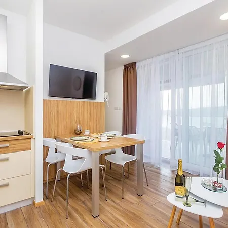 Nice Apartment In Punat With House Sea View 公寓